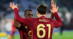 ازداد البحث مؤخرًا عن القناة الناقلة لمباراة روما ضد سبورتنج براجا في الدوري الأوروبي 2024-25، حيث تنطلق المواجهة الحاسمة ضمن الجولة السادسة من دور المجموعات. تعد المباراة فرصة ذهبية لكلا الفريقين لإثبات جدارتهم بالتأهل للدور المقبل في ظل التحديات التي يواجهها كل منهما. بطاقة المباراة المباراة: روما ضد سبورتنج براجا. البطولة: الدوري الأوروبي 2024-25. التوقيت: 22:00 بتوقيت مكة المكرمة. الملعب: الأولمبيكو. القناة الناقلة: beIN Sports HD2. القناة الناقلة لمباراة روما ضد سبورتنج براجا في الدوري الأوروبي 2024-25 حيث تُعتبر شبكة beIN Sports القناة الناقلة لمباراة روما ضد سبورتنج براجا في الدوري الأوروبي 2024-25. ستُبث المباراة عبر قناة beIN Sports HD2، مع تعليق المعلق الشهير جواد بدة. يمكن للمشاهدين أيضًا متابعة المباراة عبر خدمة beIN Connect وتطبيق TOD للاشتراكات المدفوعة. القنوات الناقلة لمباراة روما وسبورتينج براجا اليوم الخميس في الدوري الأوروبي 2025/2024 أداء روما قبل مواجهة سبورتنج براجا بينما يعيش فريق روما حالة من التذبذب في الأداء هذا الموسم، سواء في الدوري الإيطالي أو بطولة الدوري الأوروبي، يسعى المدير الفني كلاوديو رانييري إلى استغلال هذه المباراة لتحقيق انتصار يعزز حظوظ الفريق. يعوّل رانييري على نجم الفريق سعود عبدالحميد، الذي كان له دور بارز في المباريات السابقة. وضع سبورتنج براجا قبل المباراة أما فريق سبورتنج براجا، فهو يعاني من نفس الظروف التي يمر بها روما. تراجع أداؤه في الدوري البرتغالي والدوري الأوروبي، ما يضع الفريق تحت ضغط لتحقيق الفوز. تسعى كتيبة سبورتنج براجا إلى استعادة ثقة الجماهير وخطف النقاط الثلاث. القناة الناقلة لمباراة روما ضد سبورتنج براجا في الدوري الأوروبي 2024-25 توقيت المباراة والمعلق القناة الناقلة لمباراة روما ضد سبورتنج براجا في الدوري الأوروبي
