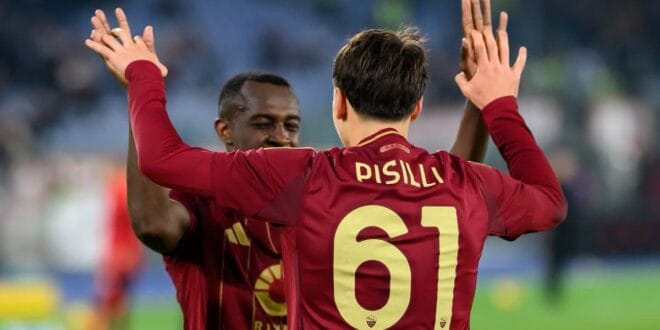 ازداد البحث مؤخرًا عن القناة الناقلة لمباراة روما ضد سبورتنج براجا في الدوري الأوروبي 2024-25، حيث تنطلق المواجهة الحاسمة ضمن الجولة السادسة من دور المجموعات. تعد المباراة فرصة ذهبية لكلا الفريقين لإثبات جدارتهم بالتأهل للدور المقبل في ظل التحديات التي يواجهها كل منهما. بطاقة المباراة المباراة: روما ضد سبورتنج براجا. البطولة: الدوري الأوروبي 2024-25. التوقيت: 22:00 بتوقيت مكة المكرمة. الملعب: الأولمبيكو. القناة الناقلة: beIN Sports HD2. القناة الناقلة لمباراة روما ضد سبورتنج براجا في الدوري الأوروبي 2024-25 حيث تُعتبر شبكة beIN Sports القناة الناقلة لمباراة روما ضد سبورتنج براجا في الدوري الأوروبي 2024-25. ستُبث المباراة عبر قناة beIN Sports HD2، مع تعليق المعلق الشهير جواد بدة. يمكن للمشاهدين أيضًا متابعة المباراة عبر خدمة beIN Connect وتطبيق TOD للاشتراكات المدفوعة. القنوات الناقلة لمباراة روما وسبورتينج براجا اليوم الخميس في الدوري الأوروبي 2025/2024 أداء روما قبل مواجهة سبورتنج براجا بينما يعيش فريق روما حالة من التذبذب في الأداء هذا الموسم، سواء في الدوري الإيطالي أو بطولة الدوري الأوروبي، يسعى المدير الفني كلاوديو رانييري إلى استغلال هذه المباراة لتحقيق انتصار يعزز حظوظ الفريق. يعوّل رانييري على نجم الفريق سعود عبدالحميد، الذي كان له دور بارز في المباريات السابقة. وضع سبورتنج براجا قبل المباراة أما فريق سبورتنج براجا، فهو يعاني من نفس الظروف التي يمر بها روما. تراجع أداؤه في الدوري البرتغالي والدوري الأوروبي، ما يضع الفريق تحت ضغط لتحقيق الفوز. تسعى كتيبة سبورتنج براجا إلى استعادة ثقة الجماهير وخطف النقاط الثلاث. القناة الناقلة لمباراة روما ضد سبورتنج براجا في الدوري الأوروبي 2024-25 توقيت المباراة والمعلق القناة الناقلة لمباراة روما ضد سبورتنج براجا في الدوري الأوروبي