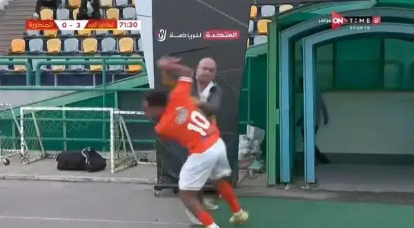 بالفيديو لاعب المنصورة يضرب مدربه علاء نوح