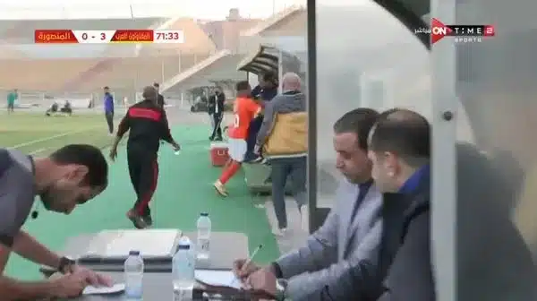 بالفيديو لاعب المنصورة يضرب مدربه علاء نوح 2