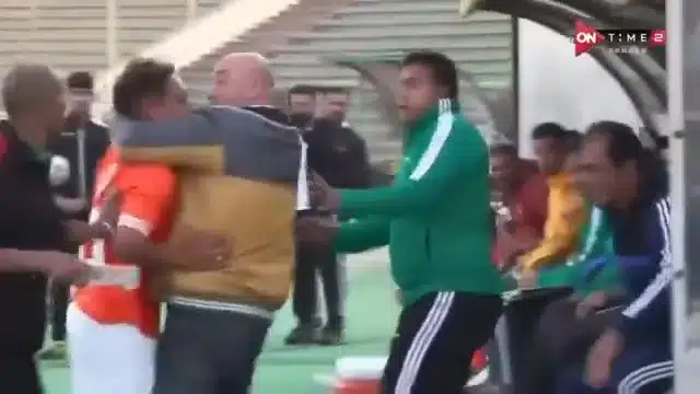 بالفيديو لاعب المنصورة يضرب مدربه علاء نوح 4
